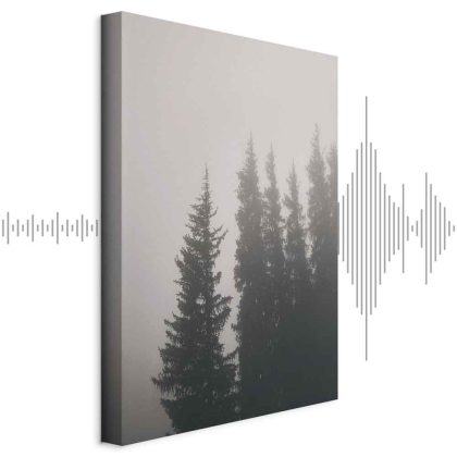 Nebelige Fichten in einem ruhigen Wald. Leinwandbild.